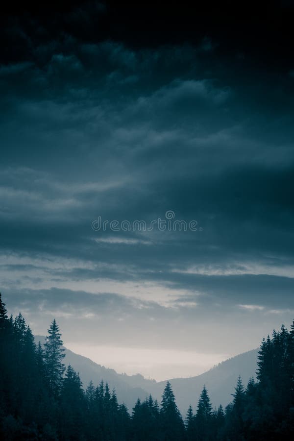 Uma paisagem monocromática bonita, abstrata da montanha na tonalidade azul imagem de stock Uma paisagem monocromática bonita, abstrata da montanha na tonalidade azul imagem de stock