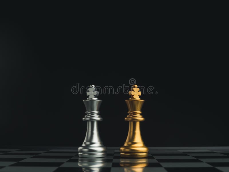 O conjunto de elemento de peças de xadrez dourado, rei, rainha