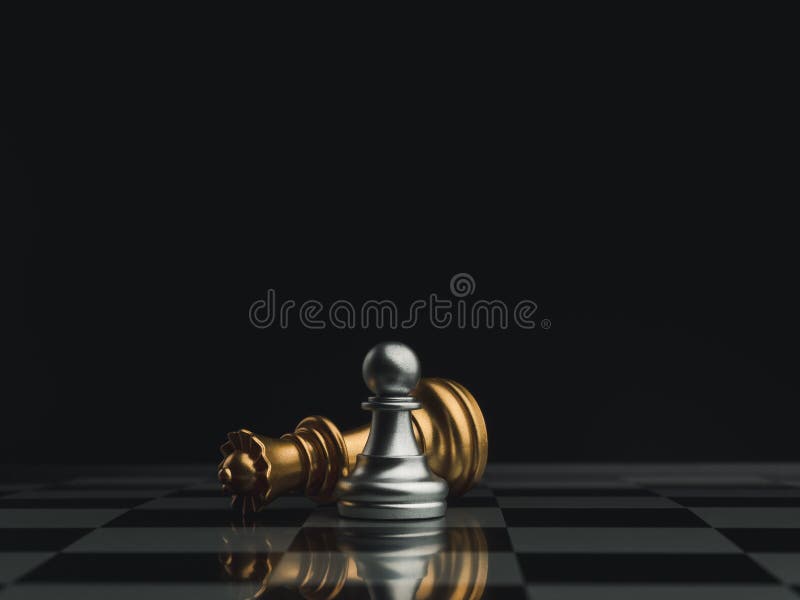 Um cavaleiro dourado, peça de xadrez do cavalo em pé com a vitória perto de  uma peça de xadrez da rainha de prata caída em um tabuleiro de xadrez em  fundo escuro.
