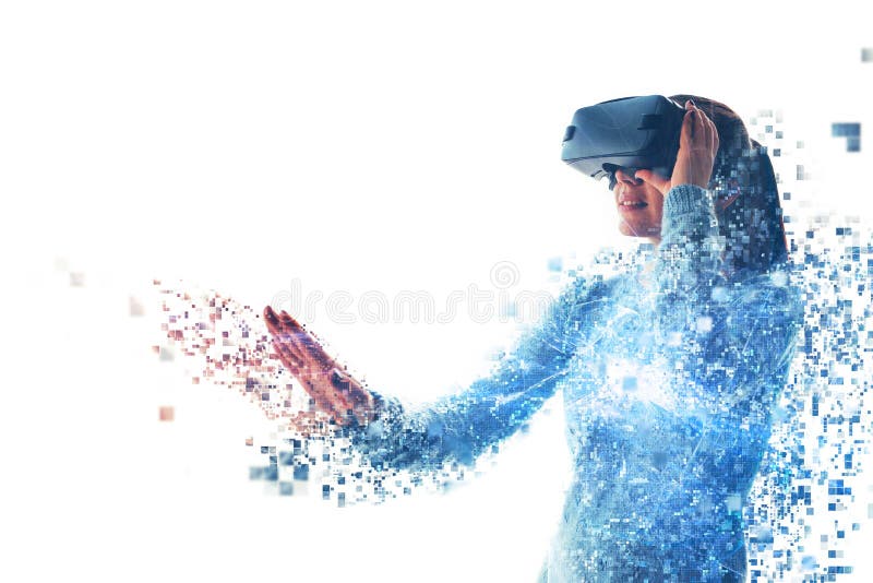 Uma pessoa em vidros virtuais voa aos pixéis A mulher com vidros da realidade virtual Conceito futuro da tecnologia