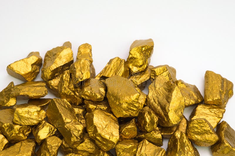 Uma pilha das pepitas de ouro ou do minério do ouro isoladas no fundo branco, pedra ou protuberância da pedra dourada, financeiro