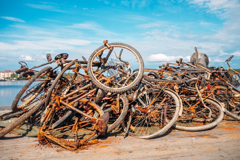 Uma pilha de bicicletas enferrujadas saiu água, limpando rios e canais de Amsterdã de detritos de bicicleta imagem de stock Uma pilha de bicicletas enferrujadas saiu água, limpando rios e canais de Amsterdã de detritos de bicicleta imagem de stock