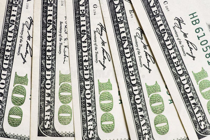 Uma pilha de cem notas de dólar dos E.U. Fundo dos dólares das centenas fotografia de stock Uma pilha de cem notas de dólar dos E.U. Fundo dos dólares das centenas fotografia de stock