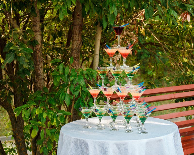 Uma pirâmide de cocktail alcoólicos em uma celebração do casamento fotografia de stock royalty free Uma pirâmide de cocktail alcoólicos em uma celebração do casamento fotografia de stock royalty free