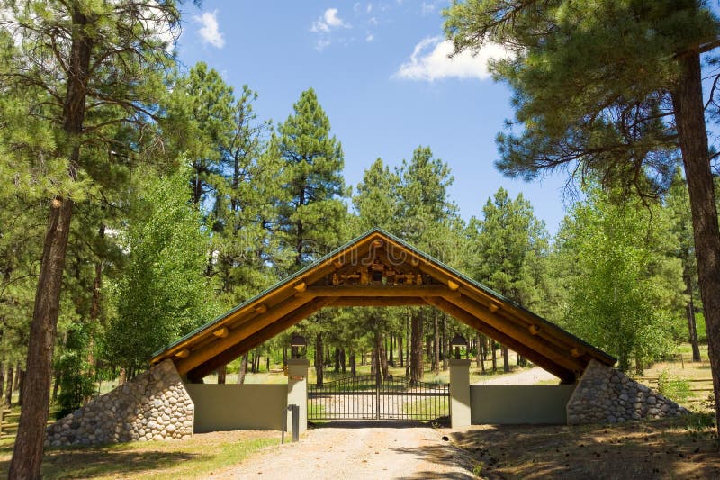 Uma porta extravagante do rancho em Colorado imagens de stock Uma porta extravagante do rancho em Colorado imagens de stock