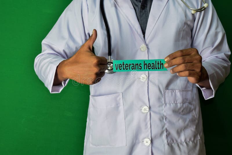 Uma posição do doutor, guarda o texto saudável do papel da vida no fundo verde Conceito médico e dos cuidados médicos imagem de stock royalty free Uma posição do doutor, guarda o texto saudável do papel da vida no fundo verde Conceito médico e dos cuidados médicos imagem de stock royalty free