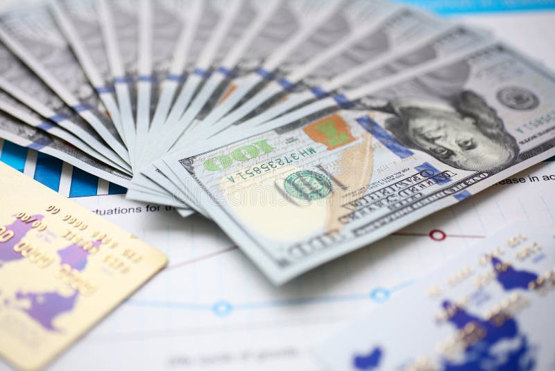Uma quantidade grande de moeda dos E.U. em gráficos financeiros das estatísticas fotografia de stock Uma quantidade grande de moeda dos E.U. em gráficos financeiros das estatísticas fotografia de stock