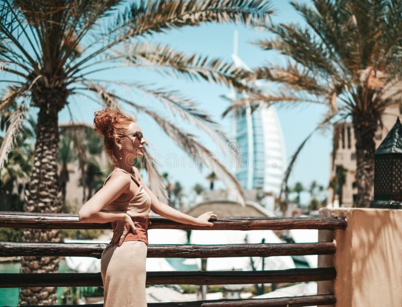 Uma Rica Turista De Luxo Em Vestidos De Verão Está Desfrutando De Uma Visita Turística Durante As Férias Em Dubai, Em Emirados ára Imagem de Stock - Imagem de dubai, médio: 217247027 Uma Rica Turista De Luxo Em Vestidos De Verão Está Desfrutando De Uma Visita Turística Durante As Férias Em Dubai, Em Emirados ára Imagem de Stock - Imagem de dubai, médio: 217247027