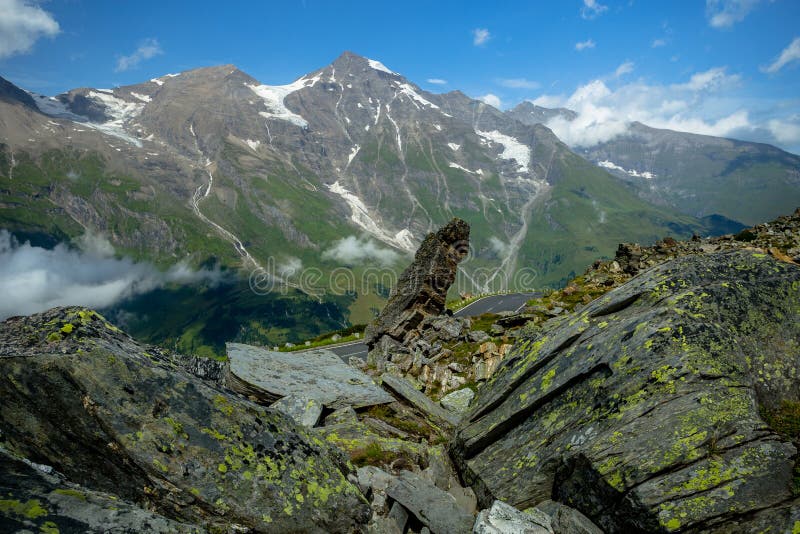 Uma rocha afiada em Grossglockner Hochalpenstrasse fotografia de stock Uma rocha afiada em Grossglockner Hochalpenstrasse fotografia de stock