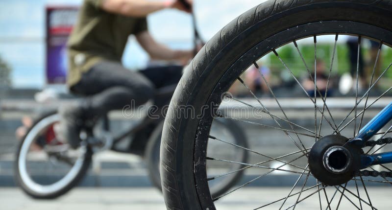 Uma roda da bicicleta de BMX contra o contexto de uma rua borrada com c fotografia de stock royalty free