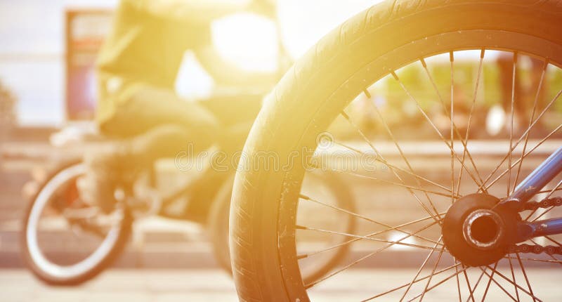 Uma roda da bicicleta de BMX contra o contexto de uma rua borrada com c fotos de stock royalty free