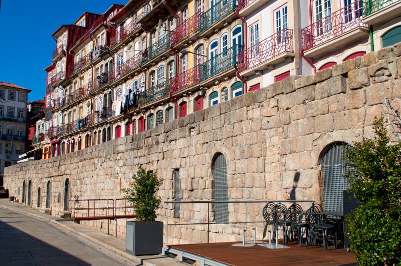 Uma rua ao longo do rio de Douro em Porto, Portugal horizontal imagens de stock Uma rua ao longo do rio de Douro em Porto, Portugal horizontal imagens de stock