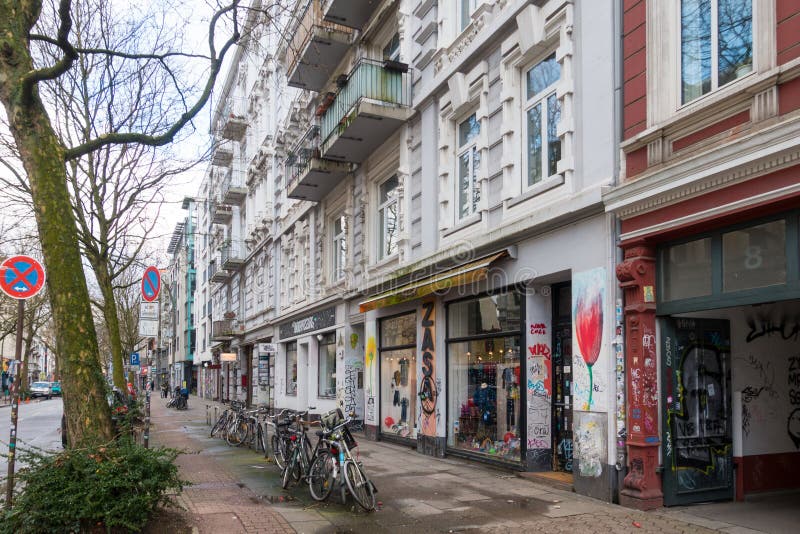 Uma rua em Schanzenviertel, Hamburgo fotos de stock Uma rua em Schanzenviertel, Hamburgo fotos de stock