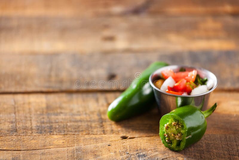 Uma salsa feita home deliciosa pico de Gallo com tomate, cebola, li foto de stock royalty free Uma salsa feita home deliciosa pico de Gallo com tomate, cebola, li foto de stock royalty free
