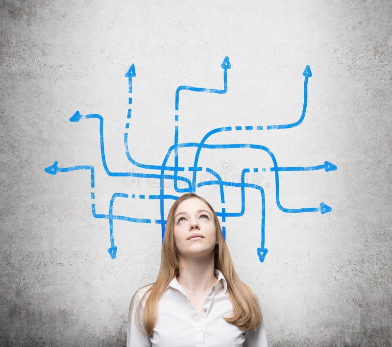 Uma senhora bonita é contemplativo sobre soluções possíveis do problema complicado Muitas setas azuis com sentido diferente imagens de stock royalty free Uma senhora bonita é contemplativo sobre soluções possíveis do problema complicado Muitas setas azuis com sentido diferente imagens de stock royalty free
