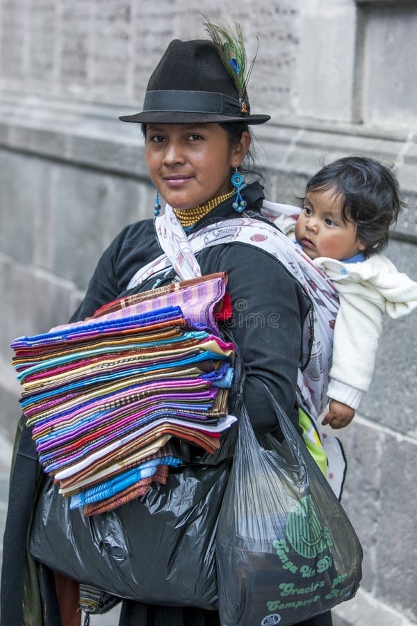 Fileira De Bonecas De Pano Na Roupa Tradicional, Equador Foto de Stock -  Imagem de vestido, objeto: 108578722