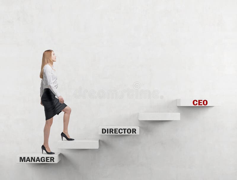 Uma senhora do negócio está indo acima a escada incorporada do gerente ao CEO Fundo concreto foto de stock royalty free Uma senhora do negócio está indo acima a escada incorporada do gerente ao CEO Fundo concreto foto de stock royalty free