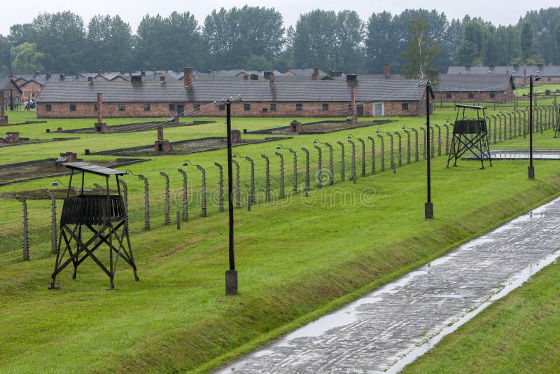 Uma seção do campo de concentração de Auschwitz-Birkenau em Oswiecim no Polônia foto de stock Uma seção do campo de concentração de Auschwitz-Birkenau em Oswiecim no Polônia foto de stock