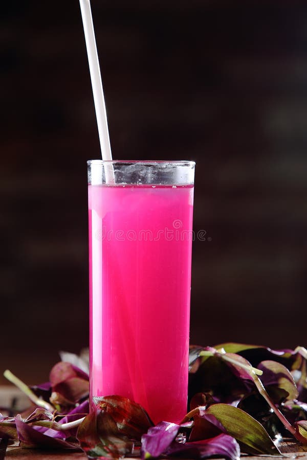 Fotografia vertical de um copo de limonada Matali num copo alto com canudo imagens de stock