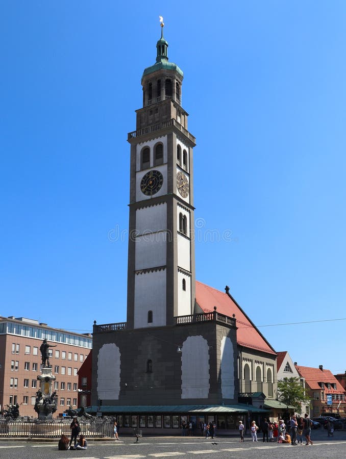 Uma torre de pulso de disparo em Augsburg, Alemanha imagens de stock royalty free Uma torre de pulso de disparo em Augsburg, Alemanha imagens de stock royalty free