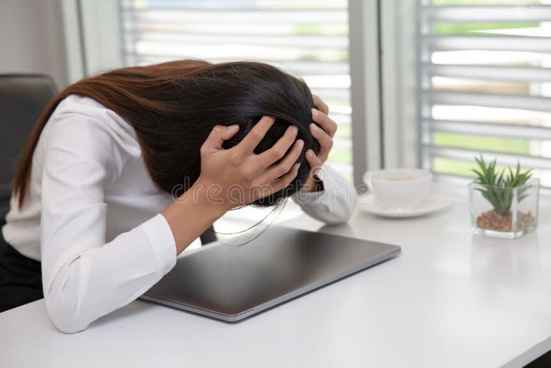 Uma triste mulher frustrada se sentindo cansada preocupada com o problema com os negócios, a empresária se esforçou em trabalhar imagem de stock Uma triste mulher frustrada se sentindo cansada preocupada com o problema com os negócios, a empresária se esforçou em trabalhar imagem de stock