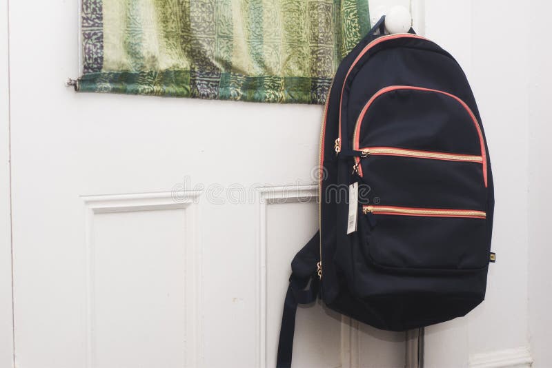 Uma trouxa que pendura em uma porta Apronte para ir para trás à escola fotos de stock Uma trouxa que pendura em uma porta Apronte para ir para trás à escola fotos de stock