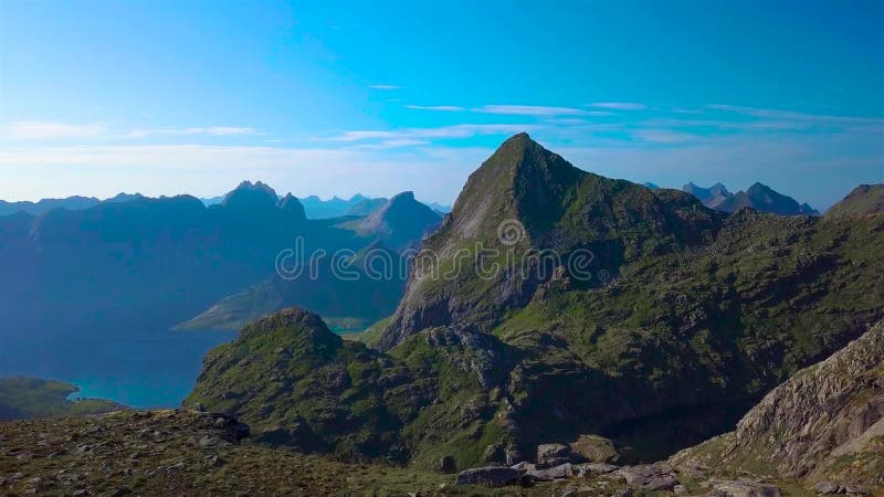 Uma vista aérea de uma garota com uma mochila vai a uma serra