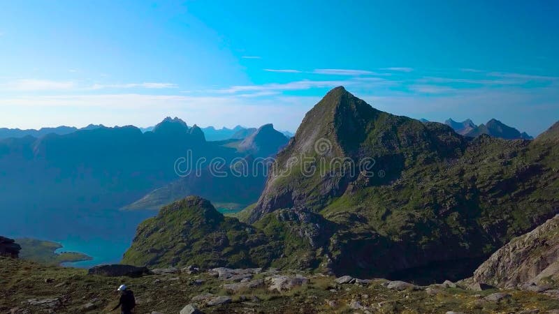 Uma vista aérea de uma garota com uma mochila vai a uma serra