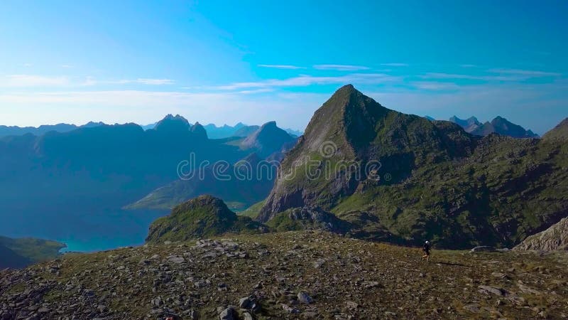 Uma vista aérea de uma garota com uma mochila vai a uma serra