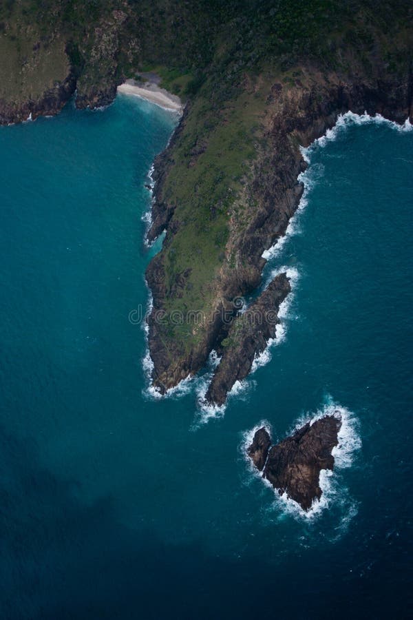 Uma vista aérea em uma ilha e em uma ilha coração-dada forma pequena da rocha nos domingos de Pentecostes em Austrália fotos de stock Uma vista aérea em uma ilha e em uma ilha coração-dada forma pequena da rocha nos domingos de Pentecostes em Austrália fotos de stock