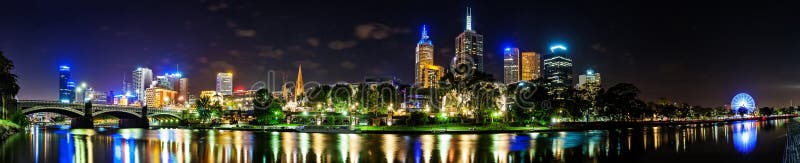 Uma vista bonita de Melbourne do centro através do rio de Yarra em imagens de stock Uma vista bonita de Melbourne do centro através do rio de Yarra em imagens de stock