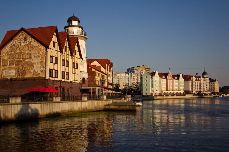 Uma vista da aldeia piscatória, o rio Peregolya, Kaliningrad, Rússia imagem de stock Uma vista da aldeia piscatória, o rio Peregolya, Kaliningrad, Rússia imagem de stock