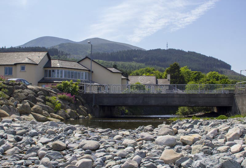 Uma vista das montanhas de Mourne da praia rochoso na boca de Glen River no condado de Newcastle para baixo em Irlanda do Norte fotografia de stock Uma vista das montanhas de Mourne da praia rochoso na boca de Glen River no condado de Newcastle para baixo em Irlanda do Norte fotografia de stock