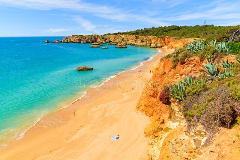Uma vista de uma praia da Dinamarca Rocha do Praia imagem de stock royalty free Uma vista de uma praia da Dinamarca Rocha do Praia imagem de stock royalty free