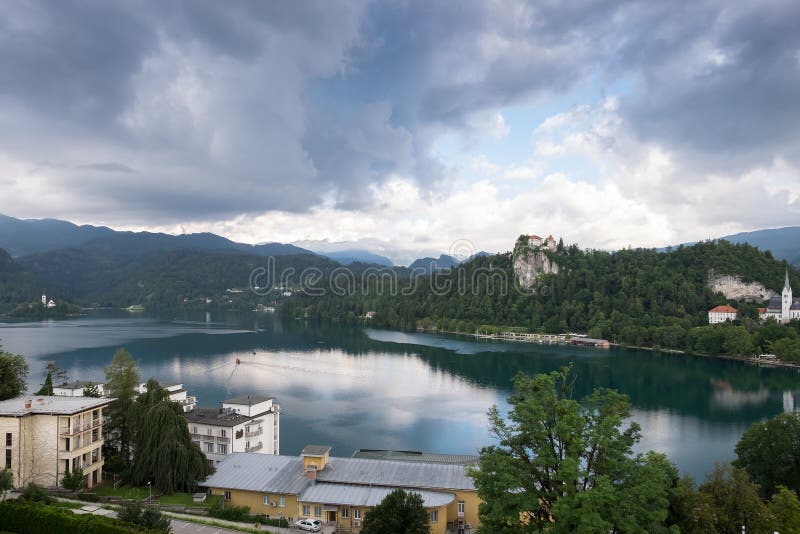 Uma vista do lago sangrado Eslovênia, Europa imagens de stock Uma vista do lago sangrado Eslovênia, Europa imagens de stock
