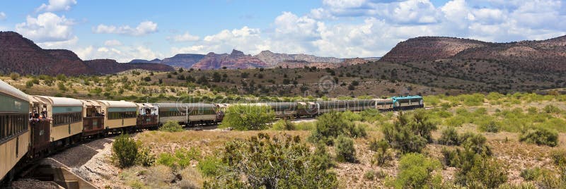 Uma vista do trem de estrada de ferro da garganta de Verde, Clarkdale, AZ, EUA