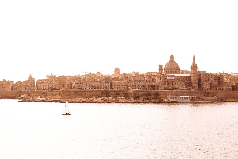 Uma vista panorâmica surpreendente de um capital antigo Valletta em Malta imagens de stock Uma vista panorâmica surpreendente de um capital antigo Valletta em Malta imagens de stock