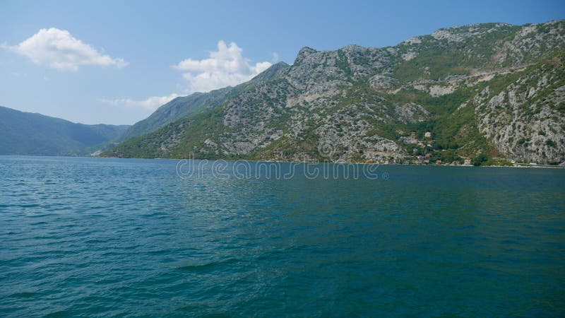Uma vista pitoresca das águas da baía de Kotor e do hig fotos de stock Uma vista pitoresca das águas da baía de Kotor e do hig fotos de stock