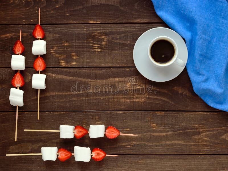 Uma Xícara De Café E Marshmallows Com As Morangos Frescas Em Espetos Foto  de Stock - Imagem de sobremesa, quente: 72783746