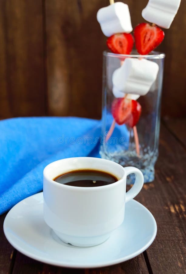 Uma Xícara De Café E Marshmallows Com As Morangos Frescas Em Espetos Foto  de Stock - Imagem de sobremesa, quente: 72783746