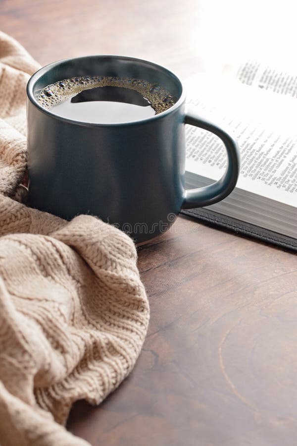 Foto Bíblia aberta ao lado de xícara de café e smartphone na mesa