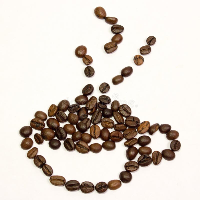 Uma xícara de café dos feijões no fundo branco fotografia de stock Uma xícara de café dos feijões no fundo branco fotografia de stock