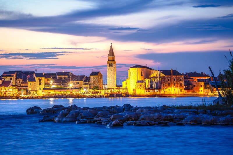 Umag Kroatien. Översikt över Umag-vattenfronten och kustkvällen arkivbilder