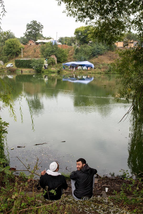 Uman, Ουκρανία, 13 09 2015 δύο άτομα Εβραίου σε Kippahs κάθονται κοντά στον ποταμό στοκ εικόνα Uman, Ουκρανία, 13 09 2015 δύο άτομα Εβραίου σε Kippahs κάθονται κοντά στον ποταμό στοκ εικόνα