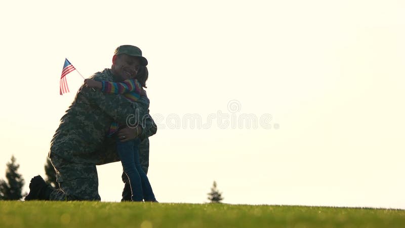 Umarmung des amerikanischen Soldaten mit seiner kleinen Tochter