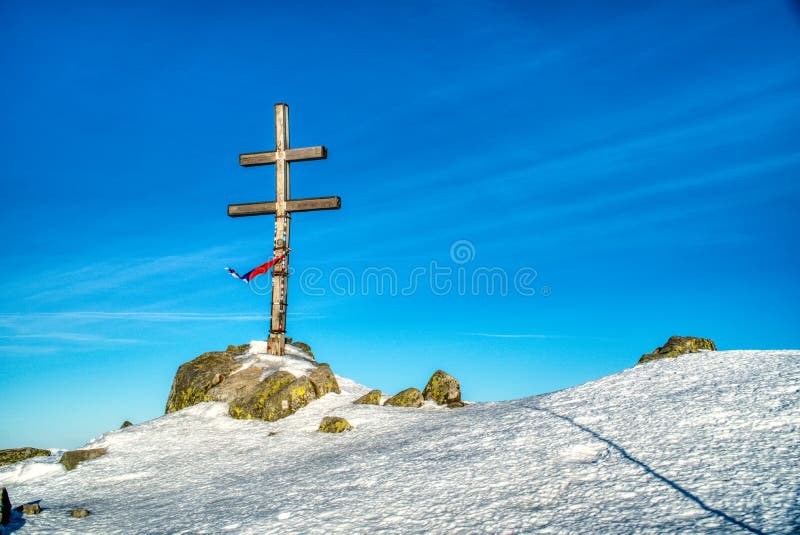 Džumbier, Ďumbier je nejvyšší vrchol Nízkých Tater s křesťanským křížem na vrcholu, Slovensko