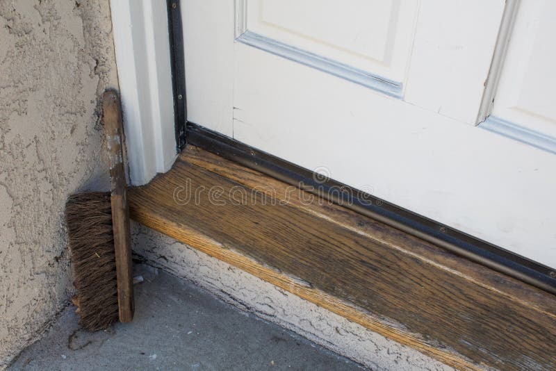 Umbral De Madera, Puerta Y Aterrizaje Concreto De Un Hogar Con Un Cepillo  Viejo Del Zapato En Esquina Imagen de archivo - Imagen de esquina, copia:  109096049