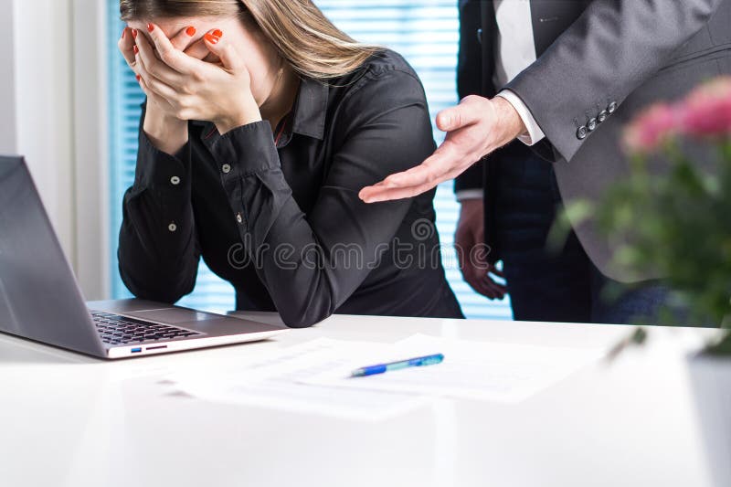 Umgekippte Frau, die im Büro schreit Erhalten abgefeuert vom Job lizenzfreie stockbilder Umgekippte Frau, die im Büro schreit Erhalten abgefeuert vom Job lizenzfreie stockbilder