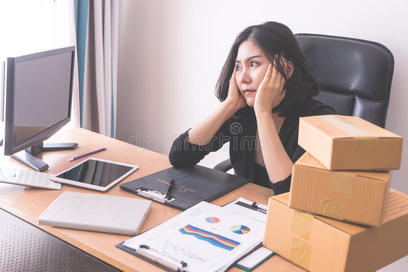 Umgekippte Geschäftsfrau heraus betont von der Arbeitsüberlastung lizenzfreies stockfoto Umgekippte Geschäftsfrau heraus betont von der Arbeitsüberlastung lizenzfreies stockfoto