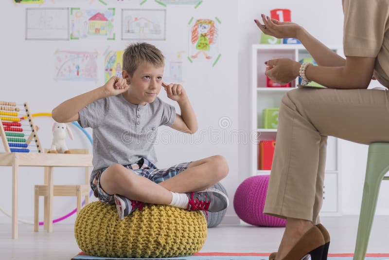 Umgekippte Jungenbedeckungsohren lizenzfreie stockfotos Umgekippte Jungenbedeckungsohren lizenzfreie stockfotos